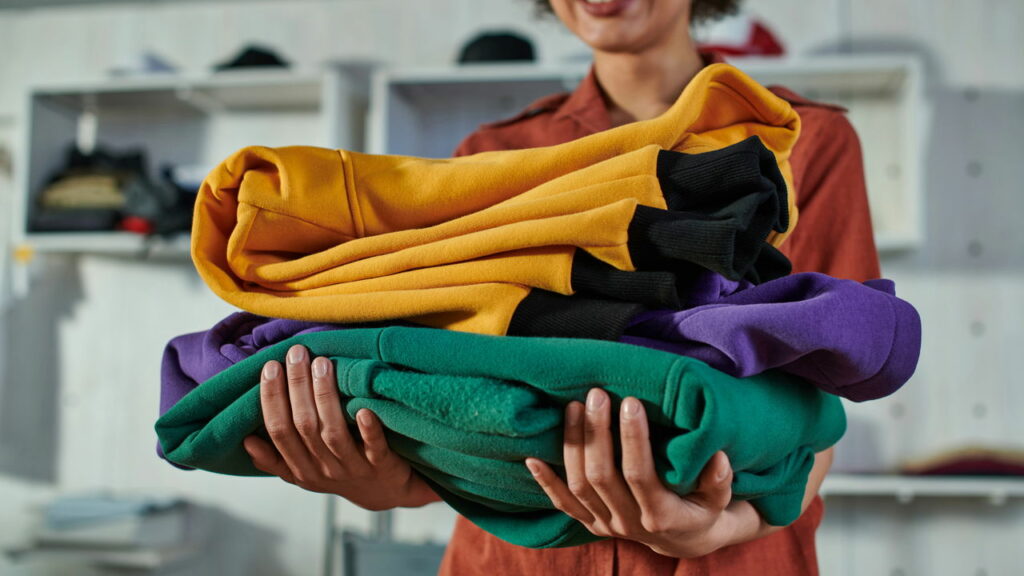 Pare de sofrer! Estas soluções caseiras removem manchas que detergente não tira