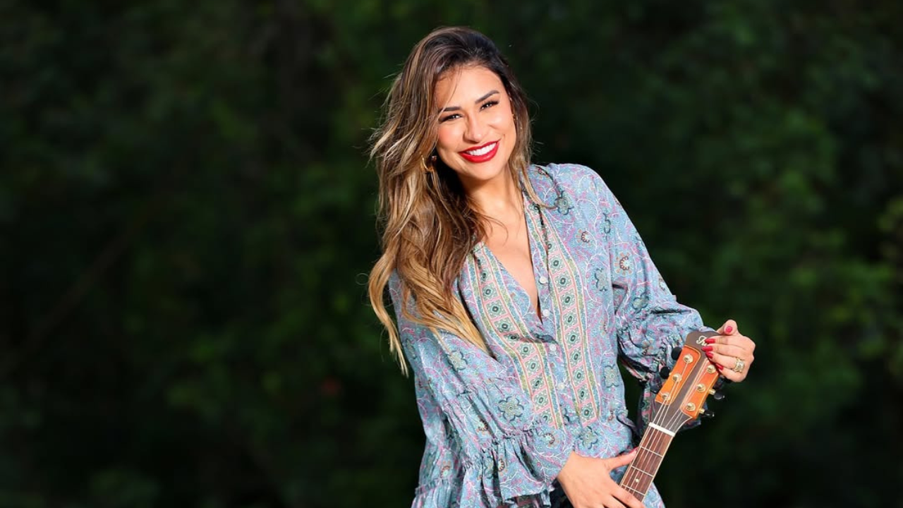 Simone Mendes faz ensaio de fotos com presente de fã