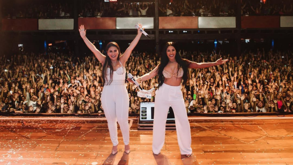 Simaria acompanha show de Simone em São Paulo