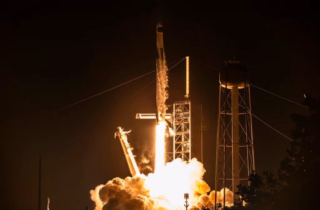 SpaceX, de Elon Musk, lança primeira missão tripulada em órbita polar