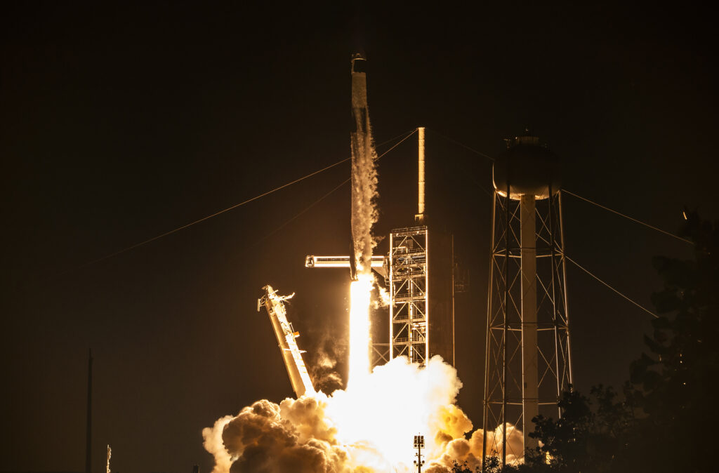 SpaceX, de Elon Musk, lança primeira missão tripulada em órbita polar