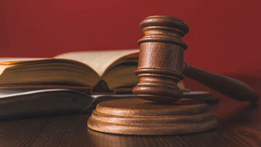 Briga por cadeira entre promotor e juíza adia júri no Maranhão
