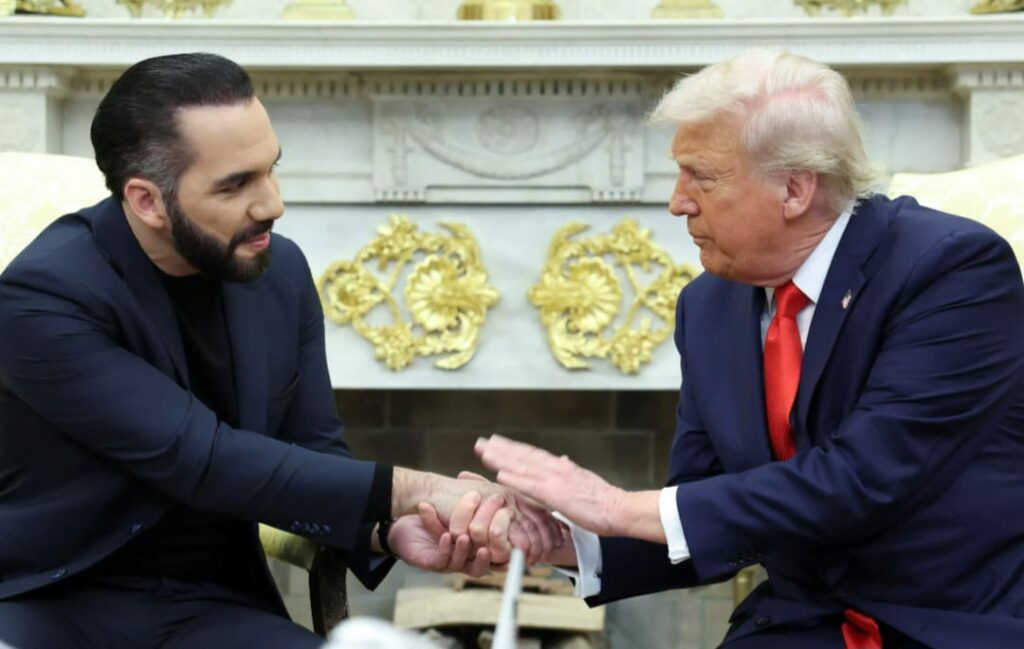 A política de deportação de Trump e a parceria com Bukele