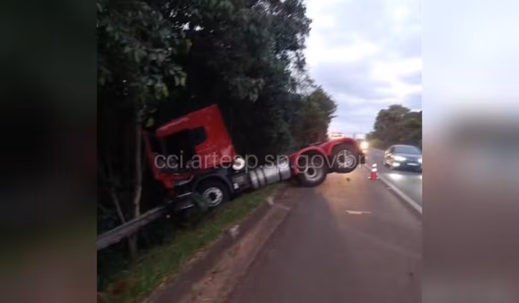 Acidente na rodovia SP-258 derruba carreta em ribanceira