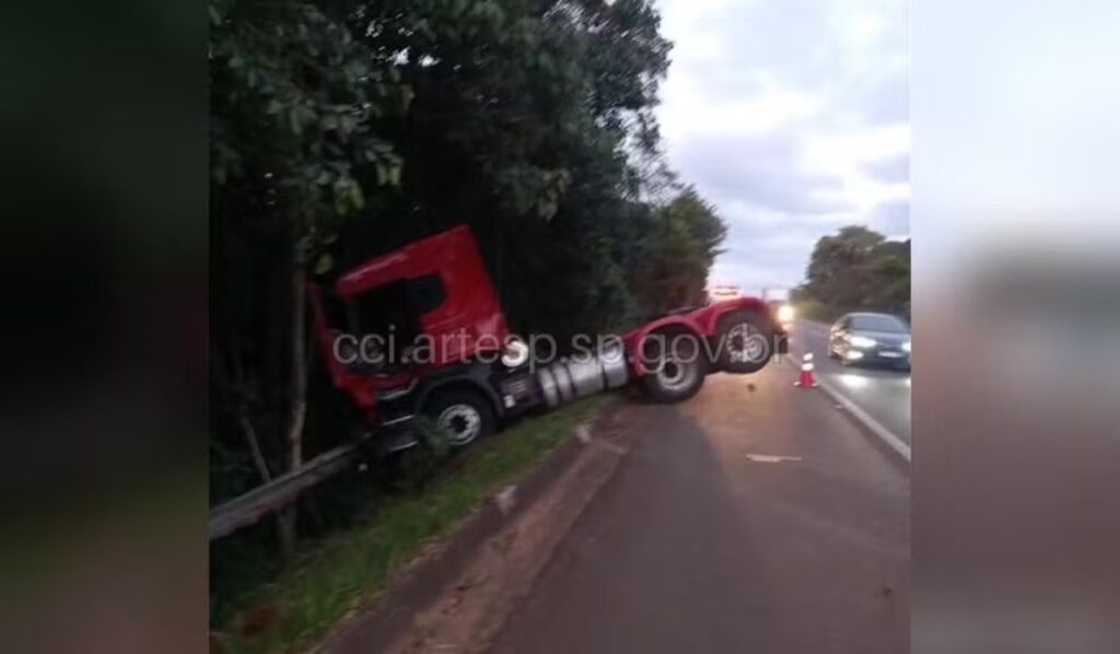 Acidente na rodovia SP-258 derruba carreta em ribanceira