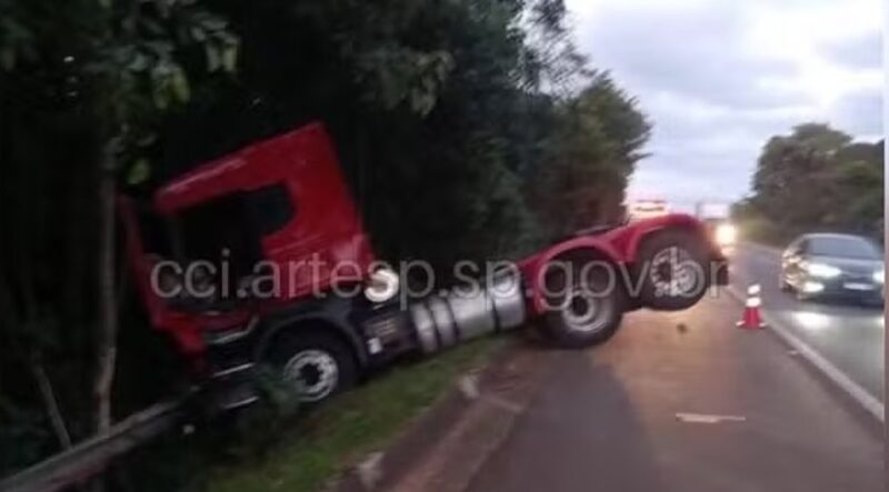 Acidente na rodovia SP-258 derruba carreta em ribanceira