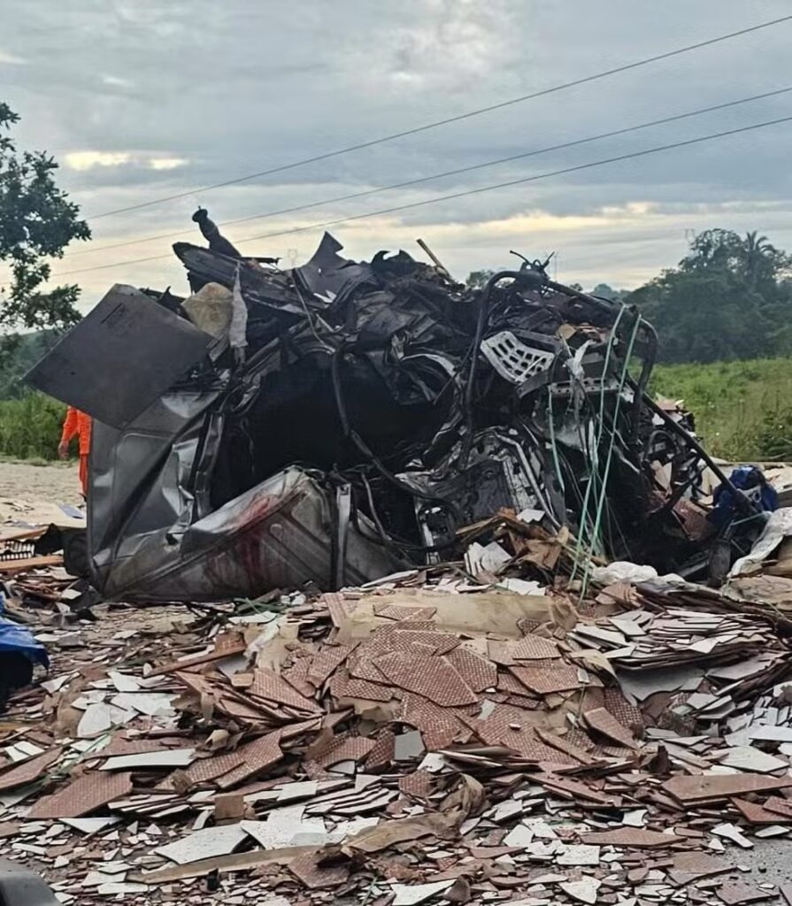 Carreta e caminhão colidem na BR-010 e deixam 1 morto
