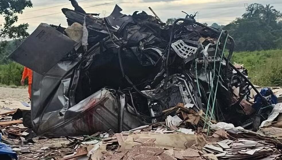 Carreta e caminhão colidem na BR-010 e deixam 1 morto