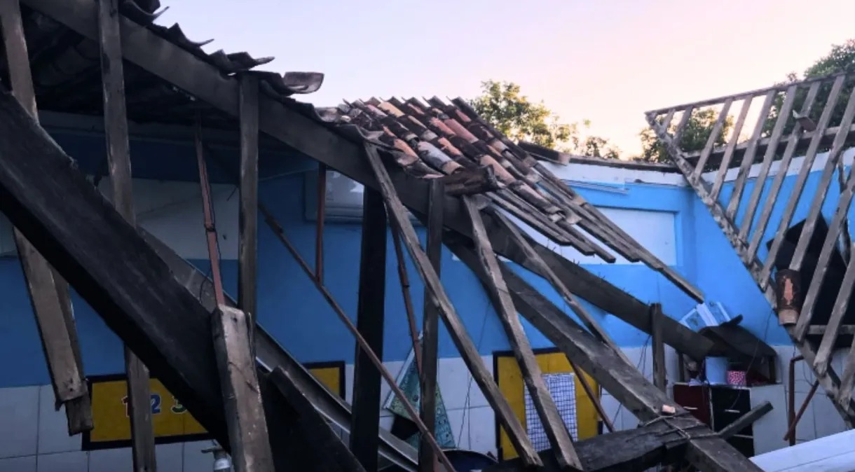 Teto de escola desaba na Ilha de Itaparica, Bahia