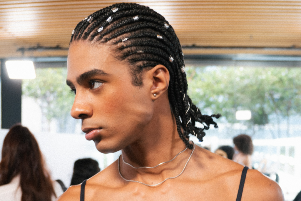 Veja os acessórios de cabelo que voltaram às passarelas da SPFW