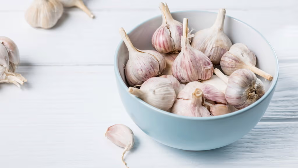 Alho vira queridinho da saúde natural e pode estar na sua rotina sem você saber