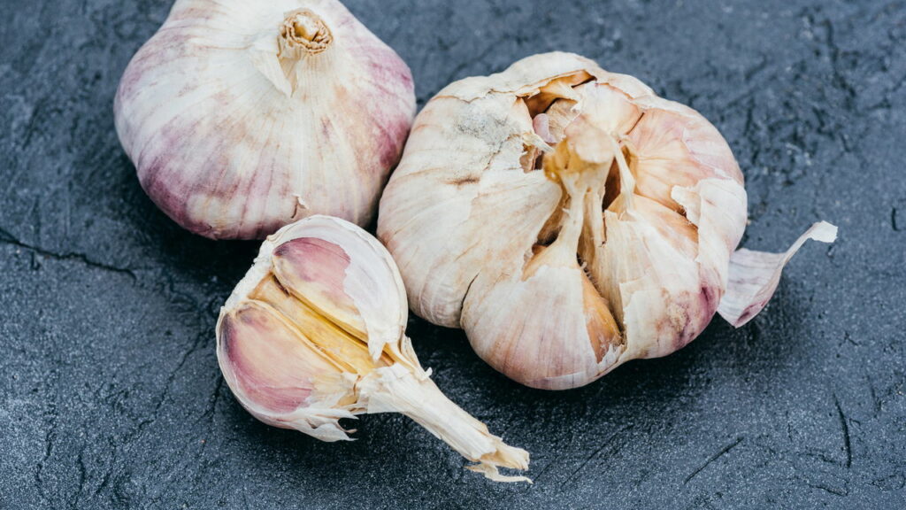 Alho cru é o alimento natural mais potente contra inflamações