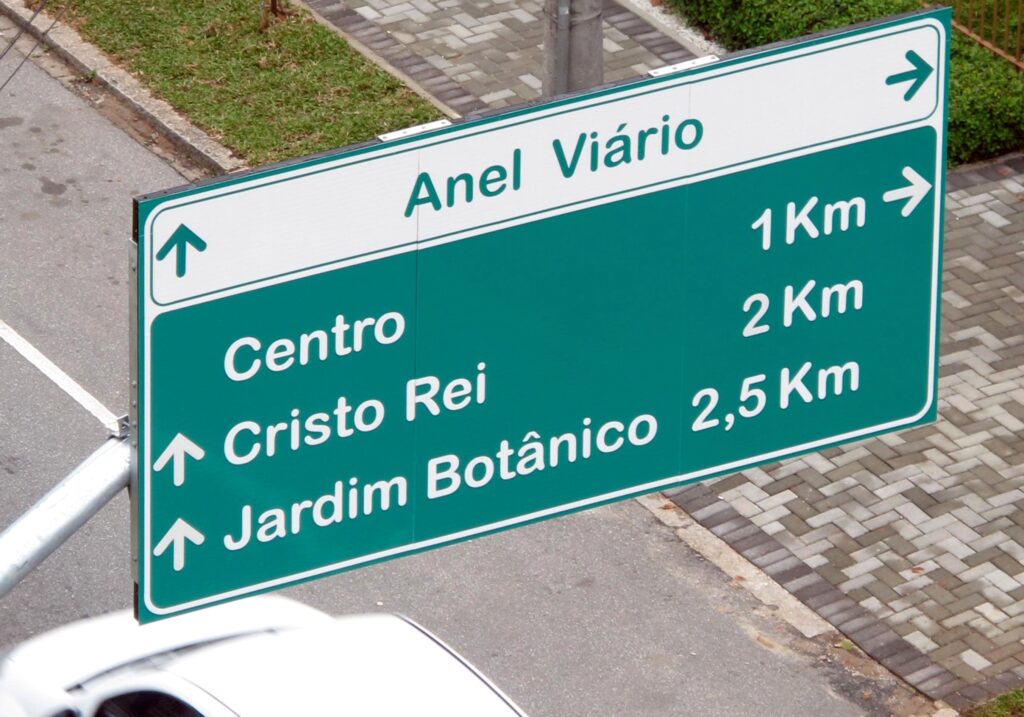 O que significam as cores das placas de trânsito no Brasil? Veja detalhes