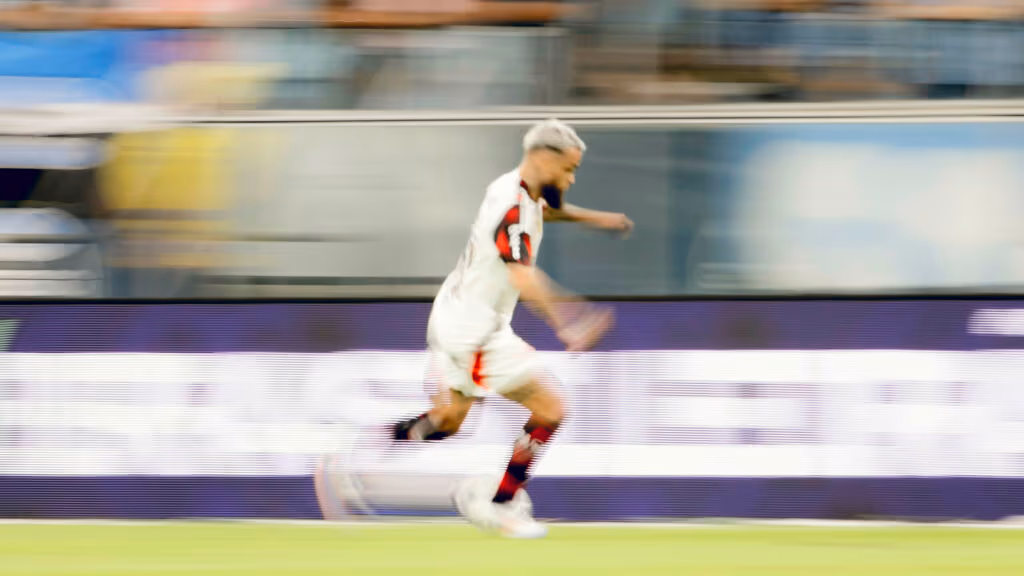 Rodolfo Borges na Crusoé: Os esconderijos do tempo no gramado