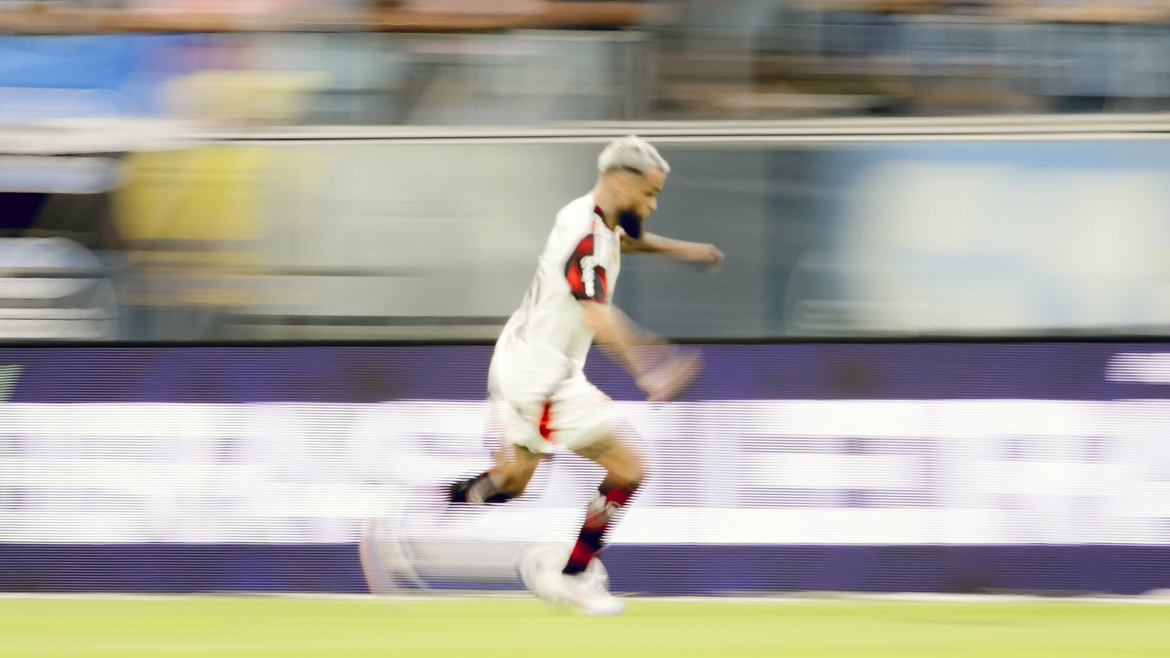 Rodolfo Borges na Crusoé: Os esconderijos do tempo no gramado