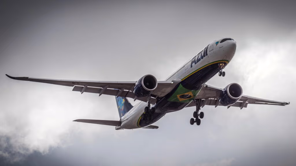 Voo da Azul atrasa após passageiro acionar saída de emergência