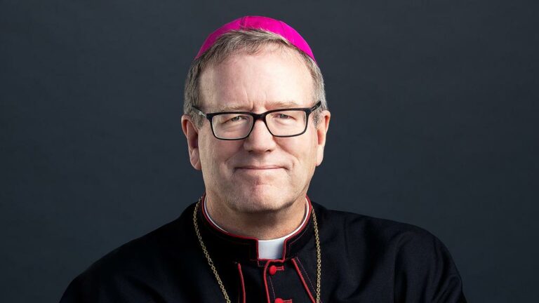 Bispo Robert Barron vê morte de Charlie Kirk como marco espiritual para a América