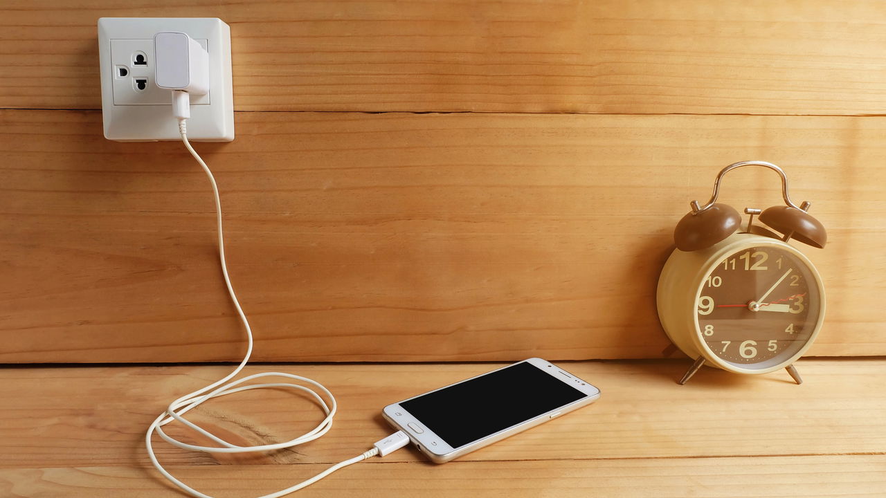 Não arrisque! Veja os perigos dos carregadores piratas