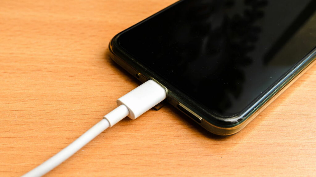 7 sinais de um carregador FALSO que podem destruir seu celular!