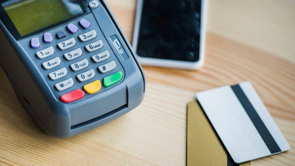 Como se proteger de golpes e fraudes com cartão de crédito neste fim de ano