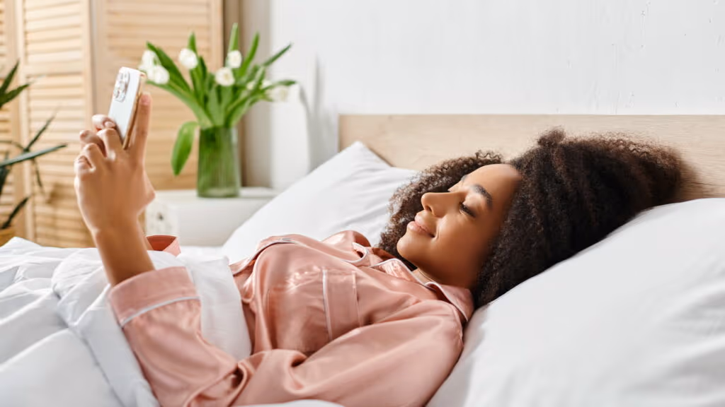 Atenção aos perigos de deixar o celular na cama ao dormir