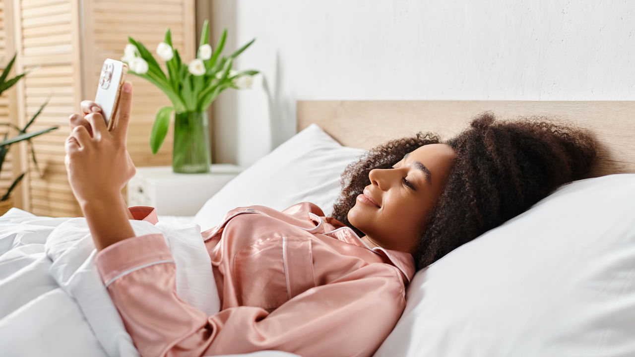 Atenção aos perigos de deixar o celular na cama ao dormir