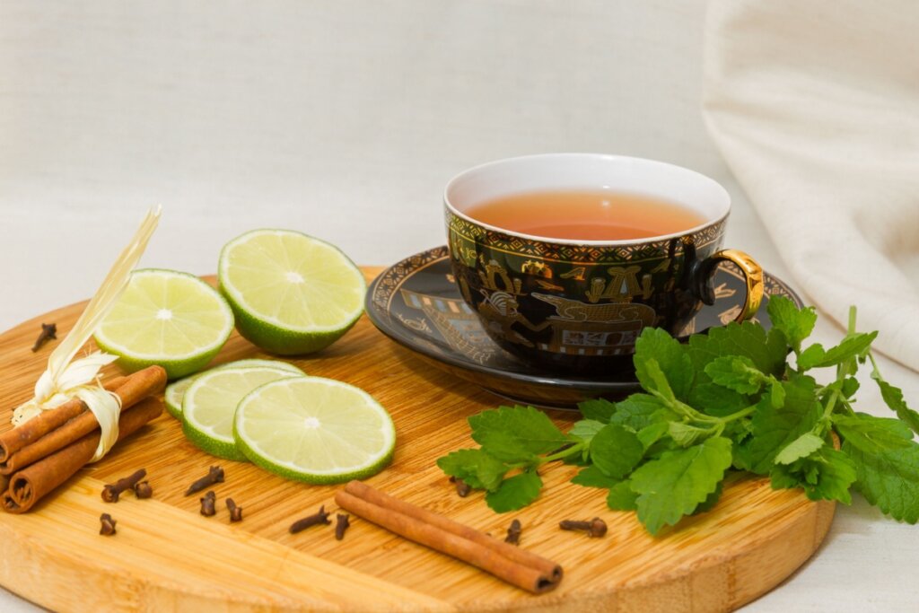 7 receitas de chá de erva-cidreira para melhorar a saúde