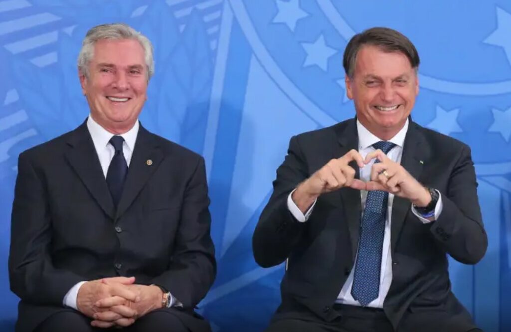 Crusoé: Por que o clã Bolsonaro defende Collor