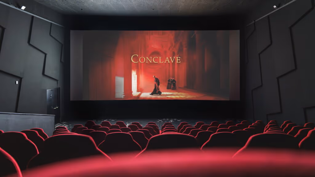 O Brasil parou para assistir “Conclave” após a morte do Papa