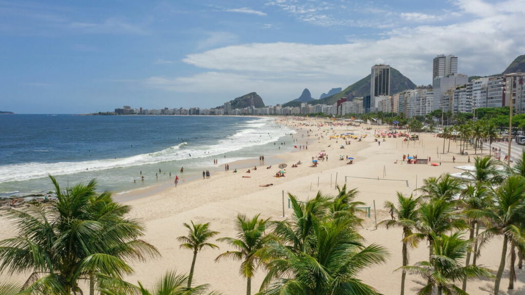 Copacabana é o destino turístico mais visitado do Brasil em 2025