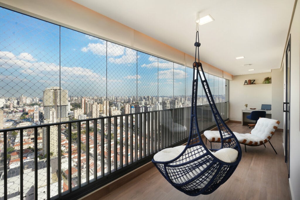 4 dicas para incluir a poltrona suspensa na decoração