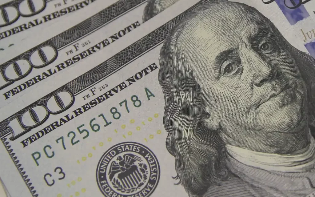 Dólar sobe a R$ 6,08 com guerra tarifária entre EUA e China