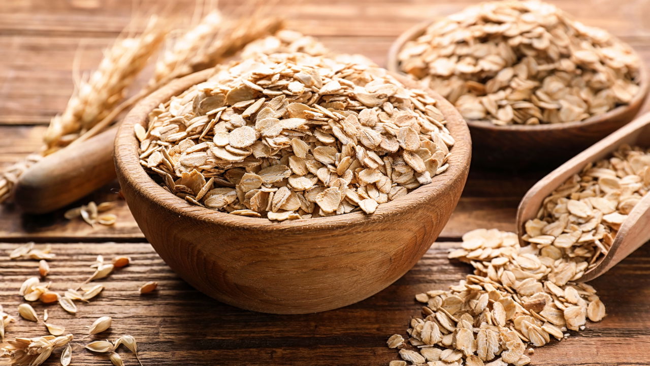 Quais são os benefícios de incluir aveia no café da manhã durante trinta dias, segundo a ciência?