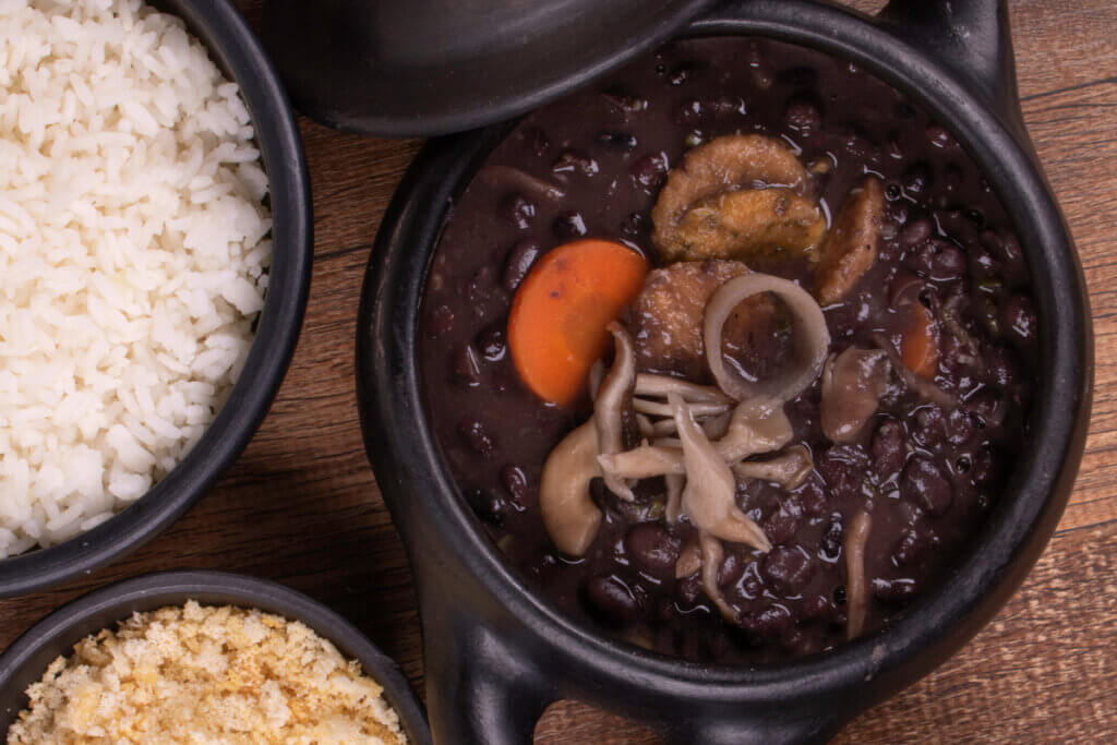 5 receitas de feijoada vegana para os dias frios