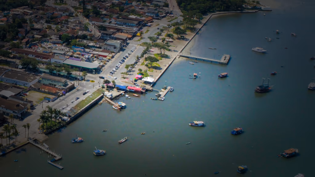 Píer flutuante em Bertioga é interditado por risco de afundamento