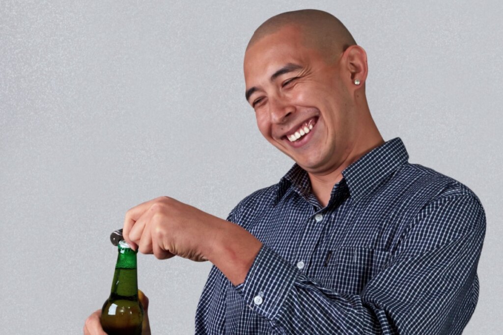 Veja por que abrir garrafas com os dentes pode ser prejudicial