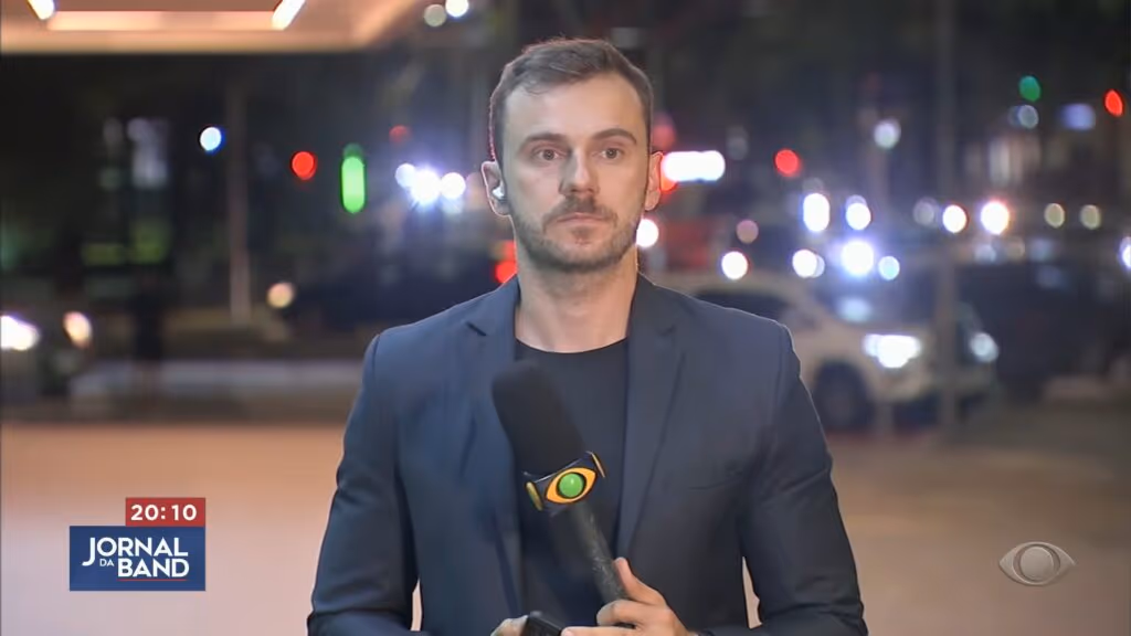 Repórter quase tem celular furtado ao vivo no Jornal da Band