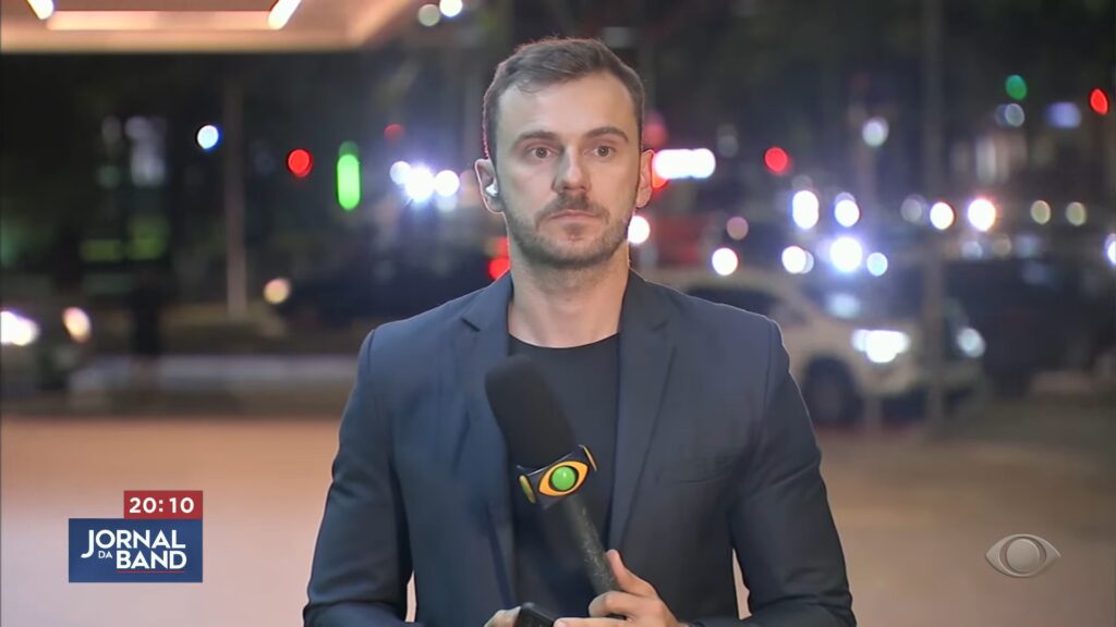 Repórter quase tem celular furtado ao vivo no Jornal da Band