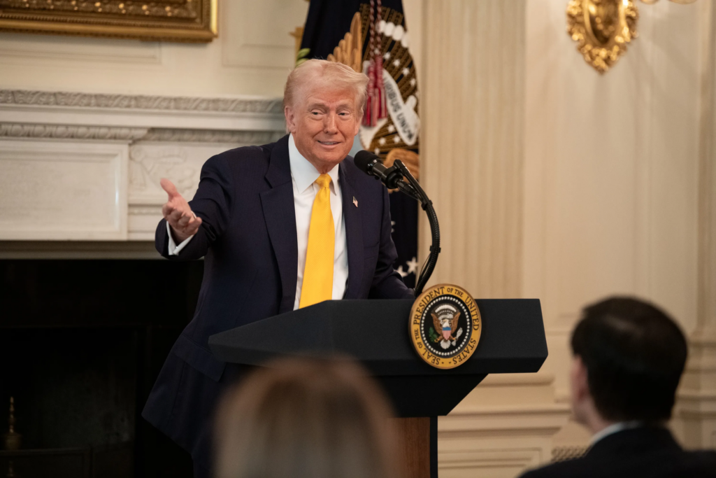 Trump corta verba pública de duas emissoras