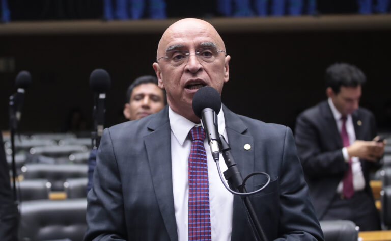 "Lupi está tranquilo e falará tudo que for necessário na CPMI", diz líder do PDT