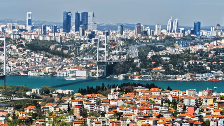 Terremoto em Istambul de magnitude 6,2 deixa mais de 100 feridos