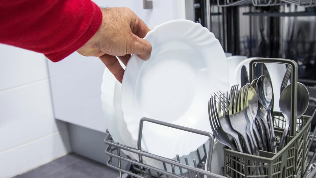 Vale a pena ter uma lava-louças? Veja o custo mensal