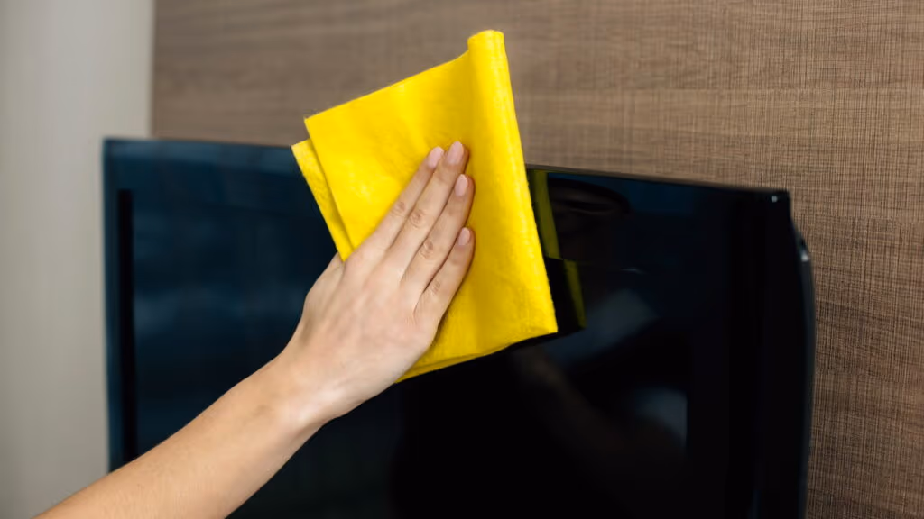 Dicas práticas de como limpar televisão do jeito certo e seguro