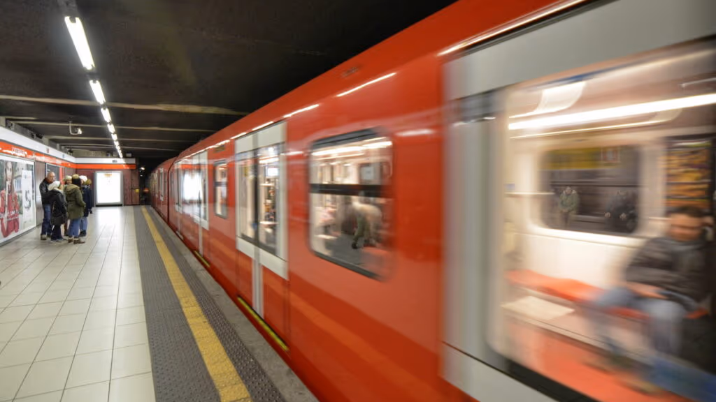 Muro desaba e causa interrupção na Linha 2 do Metrô Rio