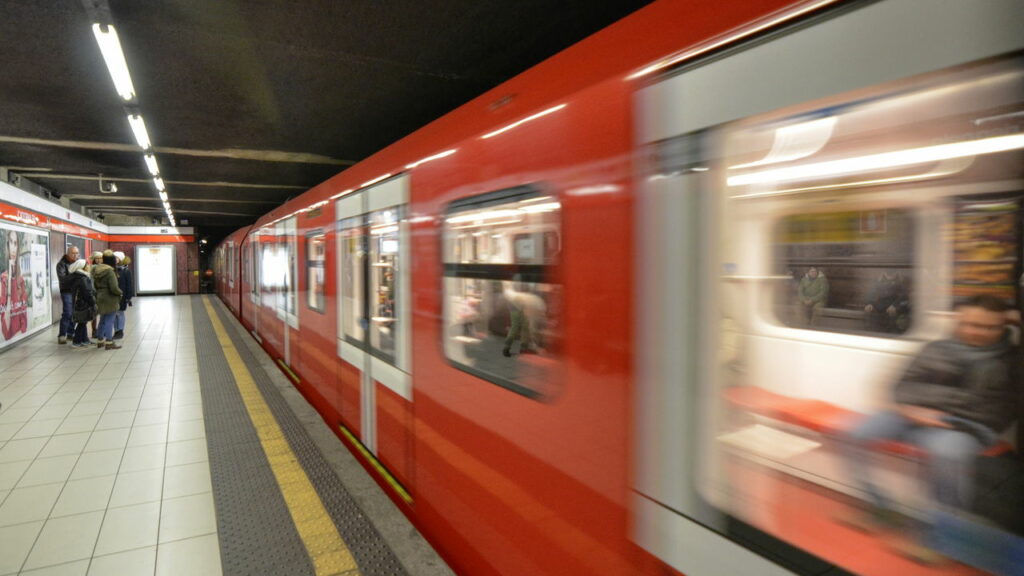 Muro desaba e causa interrupção na Linha 2 do Metrô Rio