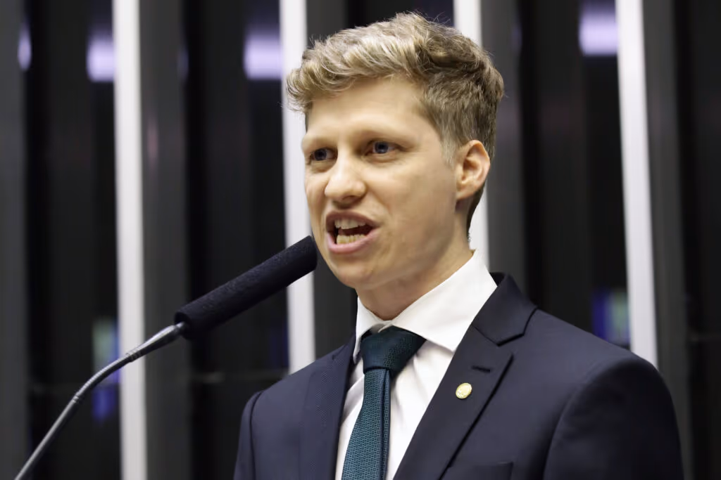 Crusoé: Novo cobra Itamaraty por abandono de perseguidos por Maduro