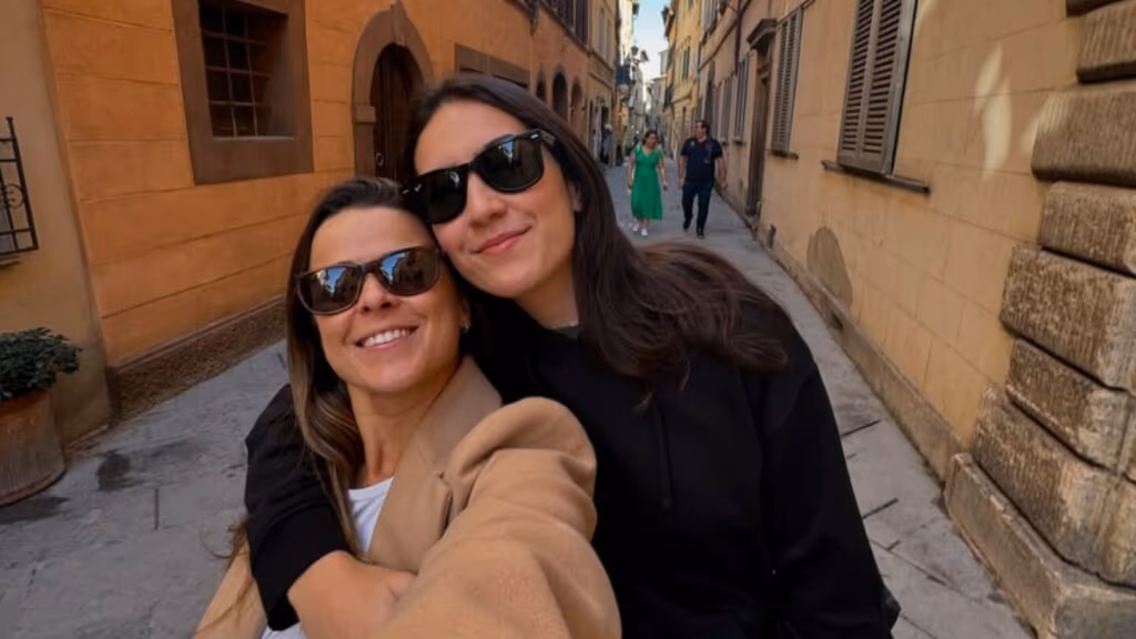 Apresentadora da ESPN surpreende namorada com pedido de casamento