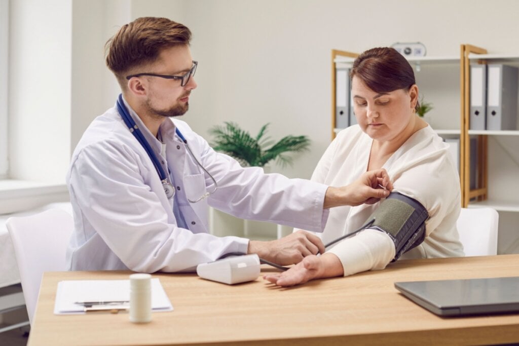 Veja os riscos da hipertensão para a saúde vascular