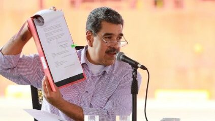 Crusoé: Ameaça de guerra e inflação de 500% marcam a Venezuela hoje