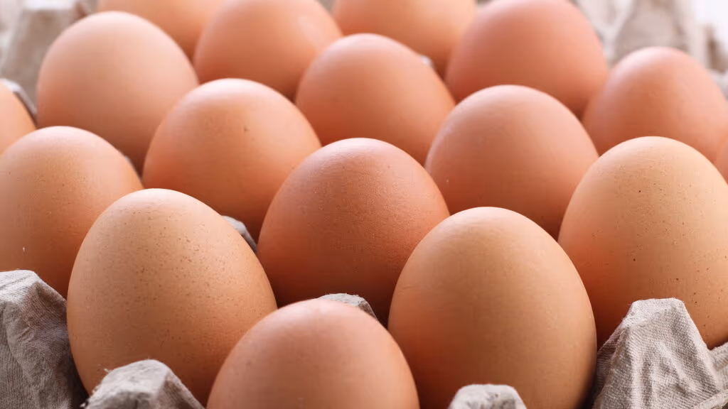 Time de futebol presenteia jogadores com ovos